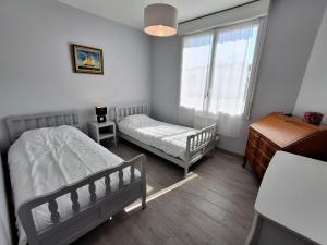 a bedroom with two twin beds and a desk at Maison plain-pied Châtelaillon-Plage à 500m de l'océan pour 6 pers, jardin, barbecue - FR-1-706-37 in Châtelaillon-Plage