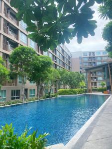 Bazén v ubytování Dcreek 79 Modern chic condo near patong nebo v jeho okolí