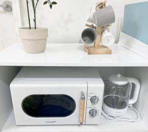 encimera blanca con microondas y licuadora en Cozy 2BR Netflix Metro 5min Jamsil,Gangnam, en Seongnam