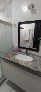 ein Badezimmer mit Waschbecken und Spiegel in der Unterkunft Departamento Altos del Sur in Santa Cruz de la Sierra + 13 Fotos