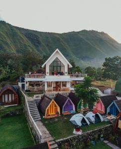 una vista aerea di una casa con tende di fronte di Fazadmauna a Sembalun Lawang