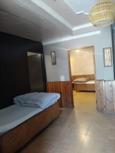 Voodi või voodid majutusasutuse Koyal Lodge toas