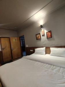 Voodi või voodid majutusasutuse Koyal Lodge toas