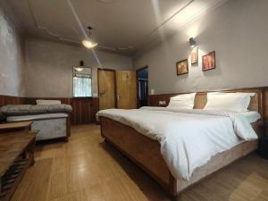 Voodi või voodid majutusasutuse Koyal Lodge toas