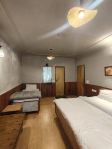 Voodi või voodid majutusasutuse Koyal Lodge toas