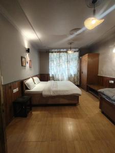 Voodi või voodid majutusasutuse Koyal Lodge toas