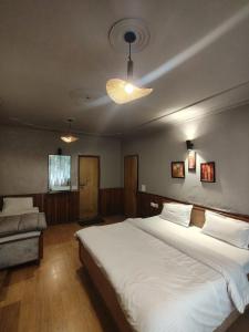 Voodi või voodid majutusasutuse Koyal Lodge toas