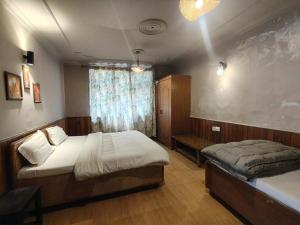 Voodi või voodid majutusasutuse Koyal Lodge toas