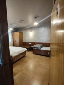 Voodi või voodid majutusasutuse Koyal Lodge toas