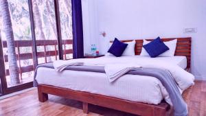 Uma cama ou camas num quarto em Samant Beach Resort