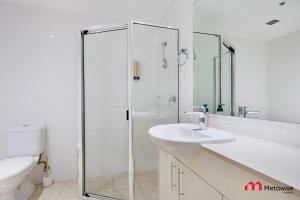 シドニーにあるMetaWiseBnB Studio Dixon Next to ICC & Darling Harbour 43のシャワー、洗面台、トイレ付きのバスルーム +18枚の写真