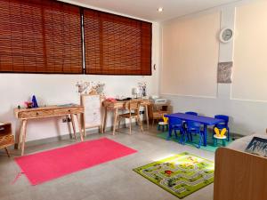 een kamer met twee bureaus, een tafel en stoelen bij Villa Selah in Canggu