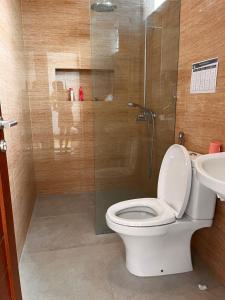 een badkamer met een douche, een toilet en een wastafel bij Villa Selah in Canggu +5 foto's