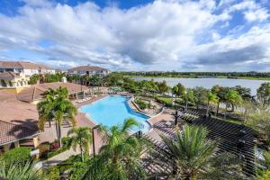 una vista aérea de la piscina del complejo con un lago en Master Room with Private Bath nearby Conv Center & Epic, en Orlando