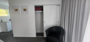 BannockburnEnsuite in The Heart Of The Desert的窗帘间里的一张黑椅子