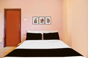 Katil atau katil-katil dalam bilik di Hotel O Air Stop +50 gambar