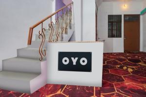 un escalier avec un panneau indiquant oo dans l'établissement SPOT ON VIP LODGE, à Prayagraj