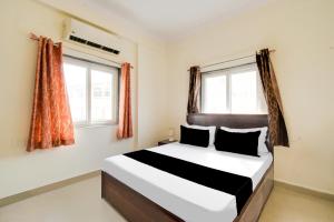 Postel nebo postele na pokoji v ubytování Hotel O Shiridi serinity residency
