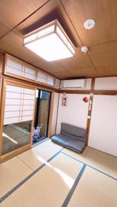 京都東雲夏~距京都站900米步行12分、近鄰東寺站150米步行2分，三室一廳兩衛浴二層獨棟~最多可住9人的相册照片