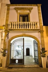 タヴィアーノにあるB&B Corte dell' Immacolataの門付き建物入口