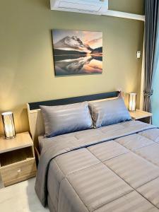 a bedroom with a large bed with two night stands at นิวเวิลด์ ระยอง New world Rayong in Rayong +16 photos