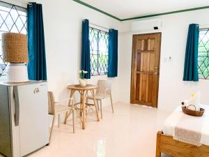 Habitación con nevera y mesa con sillas. en Lelija Apartment, en General Luna 12 fotos más