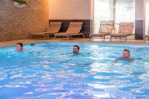 Bazén v ubytování Hotel Donny nebo v jeho okolí