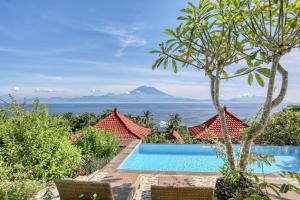 ein Resortpool mit Meerblick in der Unterkunft Petak Cottage in Nusa Penida