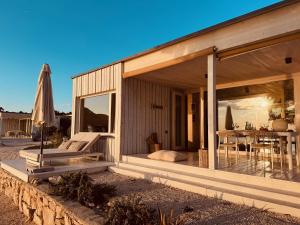 Balkón nebo terasa v ubytování Buqez Eco Resort - calm beach house 23