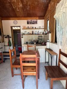 Η κουζίνα ή μικρή κουζίνα στο The Beach House at Dipnay San Fernando, El Nido