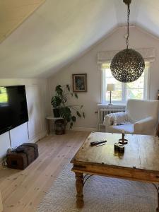 a living room with a coffee table and a tv at Williamsro in Mariefred