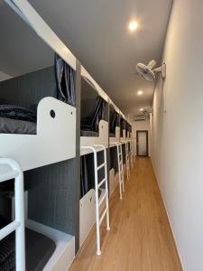 Postel nebo postele na pokoji v ubytování Alphabet Home Capsule