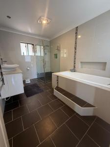 ChulloraにあるFamily Room with Private Bathroom and Balcony - GA2の浴槽と洗面台を備えた広いバスルーム