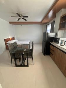 Η κουζίνα ή μικρή κουζίνα στο RUBY Suites