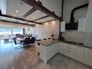 Kuchyň nebo kuchyňský kout v ubytování Guest House Galeb2