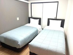 Postel nebo postele na pokoji v ubytování Business Inn Sennichimae Hotel