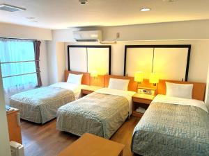 Postel nebo postele na pokoji v ubytování Business Inn Sennichimae Hotel