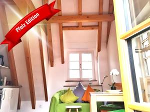 una casa pequeña con un letrero rojo que dice el primer almuerzo en Auszeit beim Winzer- FeWo Idig, en Neustadt an der Weinstraße