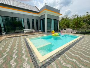 Bazén v ubytování Moon Nine Village Khao Yai nebo v jeho okolí
