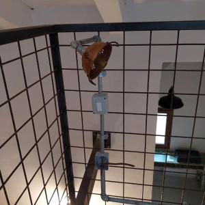 una luz colgando de una pared de azulejos en La Casina di Mariasole, en Lajatico