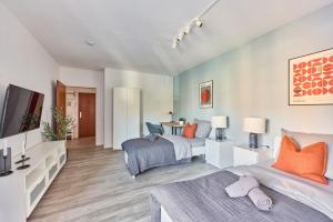 a bedroom with two beds with orange pillows at NEW Marta - stilvolles Wohnen auf Zeit in Bergheim in Bergheim