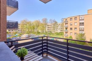 a balcony with a view of a parking lot at NEW Marta - stilvolles Wohnen auf Zeit in Bergheim in Bergheim