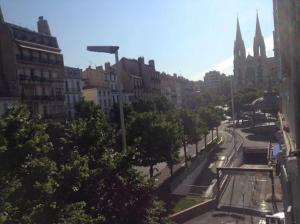 vistas a una calle de la ciudad con edificios y árboles en Faculte Hotel, en Marsella 9 fotos más