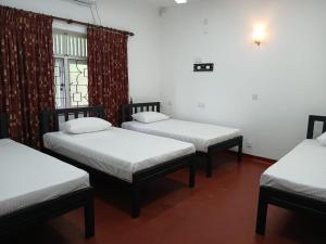 Letto o letti in una camera di Kandy Twin Hostel