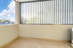 een groot raam in een kamer met een groot raam bij 41B Modern 1 Bedroom Abnb-Style apartment Free Parking in Bankstown