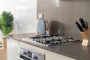 een mixer bovenop een keukenfornuis bij 41B Modern 1 Bedroom Abnb-Style apartment Free Parking in Bankstown +10 foto's