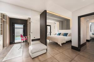 Una cama o camas en una habitación de Casa Lúa Blanka 19 fotos más