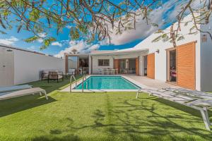 La alberca dentro o cerca de Casa Lúa Blanka