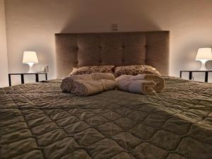 En eller flere senge i et værelse på Melania Modern Apart with pool near CORAL BAY, Pafos + 15 billeder