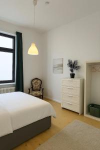 Ένα ή περισσότερα κρεβάτια σε δωμάτιο στο Altbau-Apartment nahe City Center +2 φωτογραφίες
